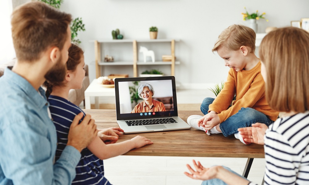 На расстоянии голоса