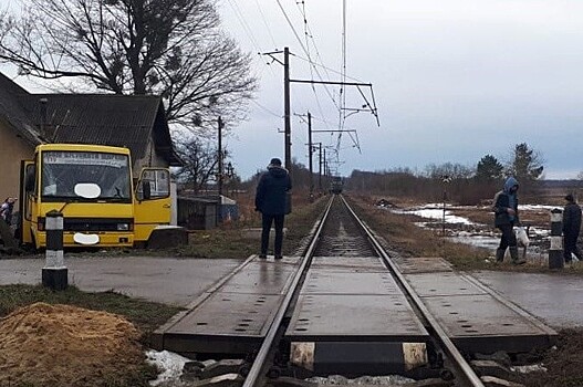 Поезд врезался в пассажирский автобус на Украине