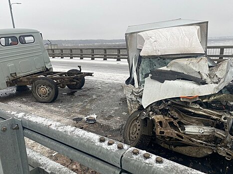 Подробности аварии на мосту в Вятскополянском районе: от удара кузов «буханки» улетел в Вятку