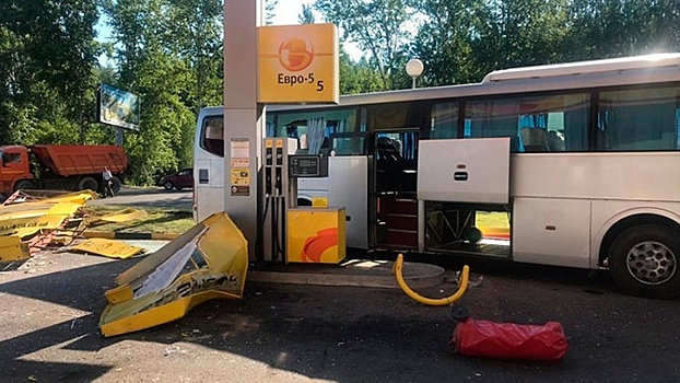 Автобус с пассажирами врезался в заправку в Томске