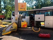 Автобус с пассажирами врезался в заправку в Томске