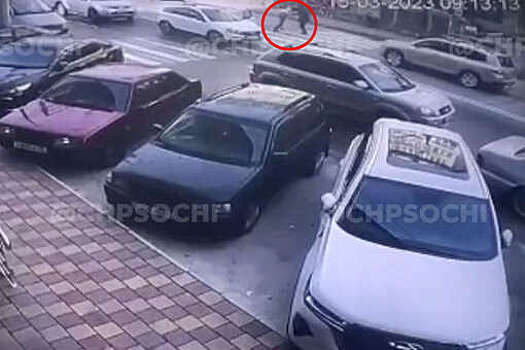 В Сочи пешеход чуть не попал под колеса автомобиля и был избит его водителем