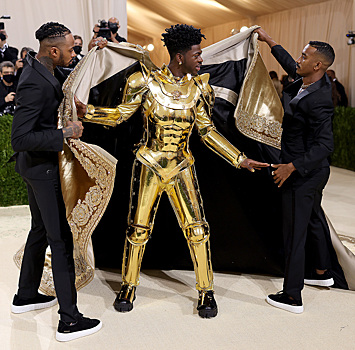 Lil Nas X трижды переоделся во время Met Gala, и каждый раз выглядел всё эпатажнее