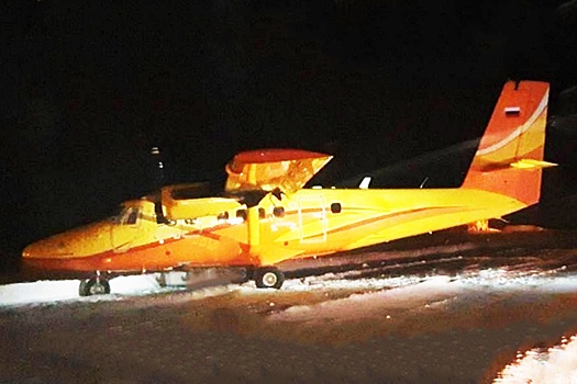 Самолет выкатился за пределы полосы в Туруханске, его сняли на фото