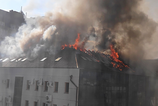 Причиной пожара в тюменском бизнес-центре стало короткое замыкание