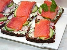 Сэндвич с семгой и свежими овощами