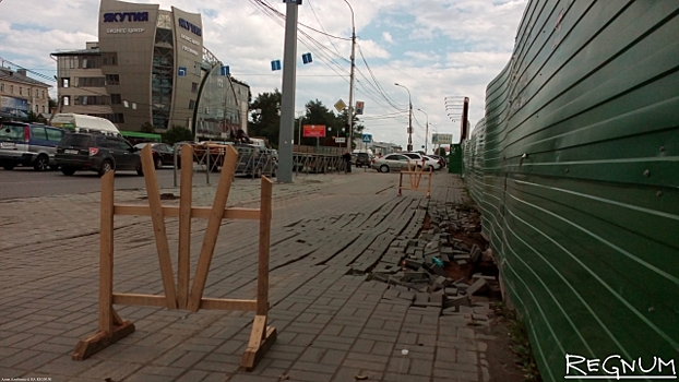 Обвал тротуара на Большевистской в Новосибирске устранят в ближайшее время