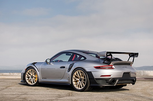 Владелец Porsche 911 RS год ждал карбоновую накладку на руль