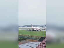 Самолет выкатился за полосу при посадке и застрял в траве: видео