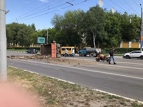 КамАЗ перевернулся на проспекте Гагарина в Нижнем Новгороде