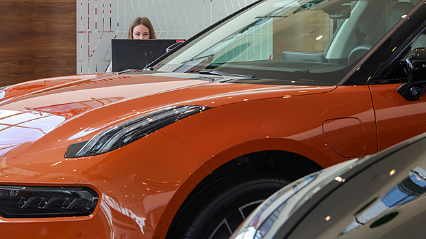 Продажи автомобилей в России в 2025 году рухнули на 19%