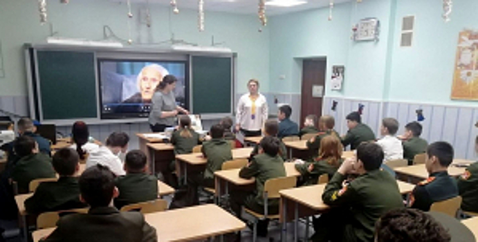 Полицейские и ветераны Ямало-Ненецкого автономного округа приняли участие в тематическом уроке, посвященном блокадному Ленинграду