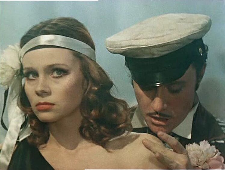 Любовь Полищук – «12 стульев» с Андреем Мироновым (1976 год), появляется в образе «девушки мечты» Остапа Бендера.