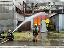 Тушат больше четырех часов: пожар на складе с пряжей в Ростове мог начаться из-за аварийной проводки