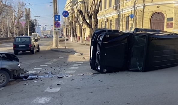 На видео сняли момент столкновения Mercedes и «Лады» в центре Волгограда