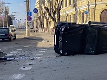 На видео сняли момент столкновения Mercedes и «Лады» в центре Волгограда