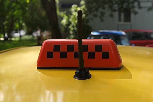 В России предложили запретить парковку такси во дворах