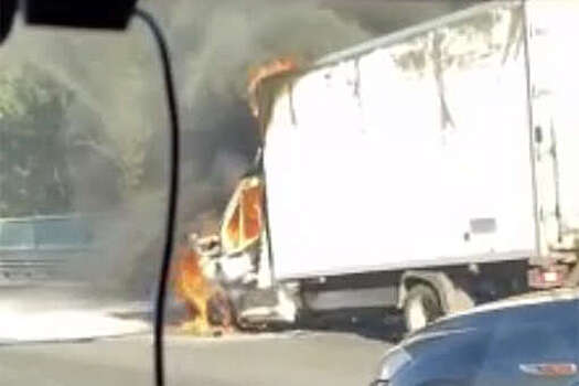 На МКАД парализовало движение из-за горящего посередине трассы грузовика