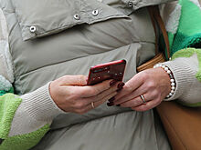 Россиян предупредили об опасности зарядки смартфона на морозе