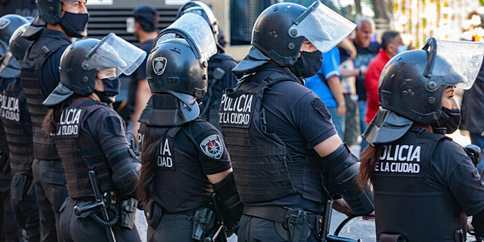 Газ против протестующих учителей и пенсионеров применила полиция в Аргентине