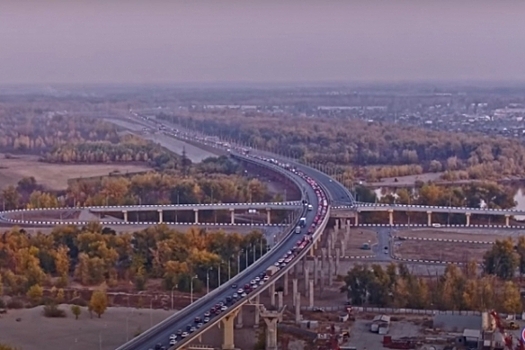 В Волгограде сняли на видео пятикилометровую пробку перед ГЭС