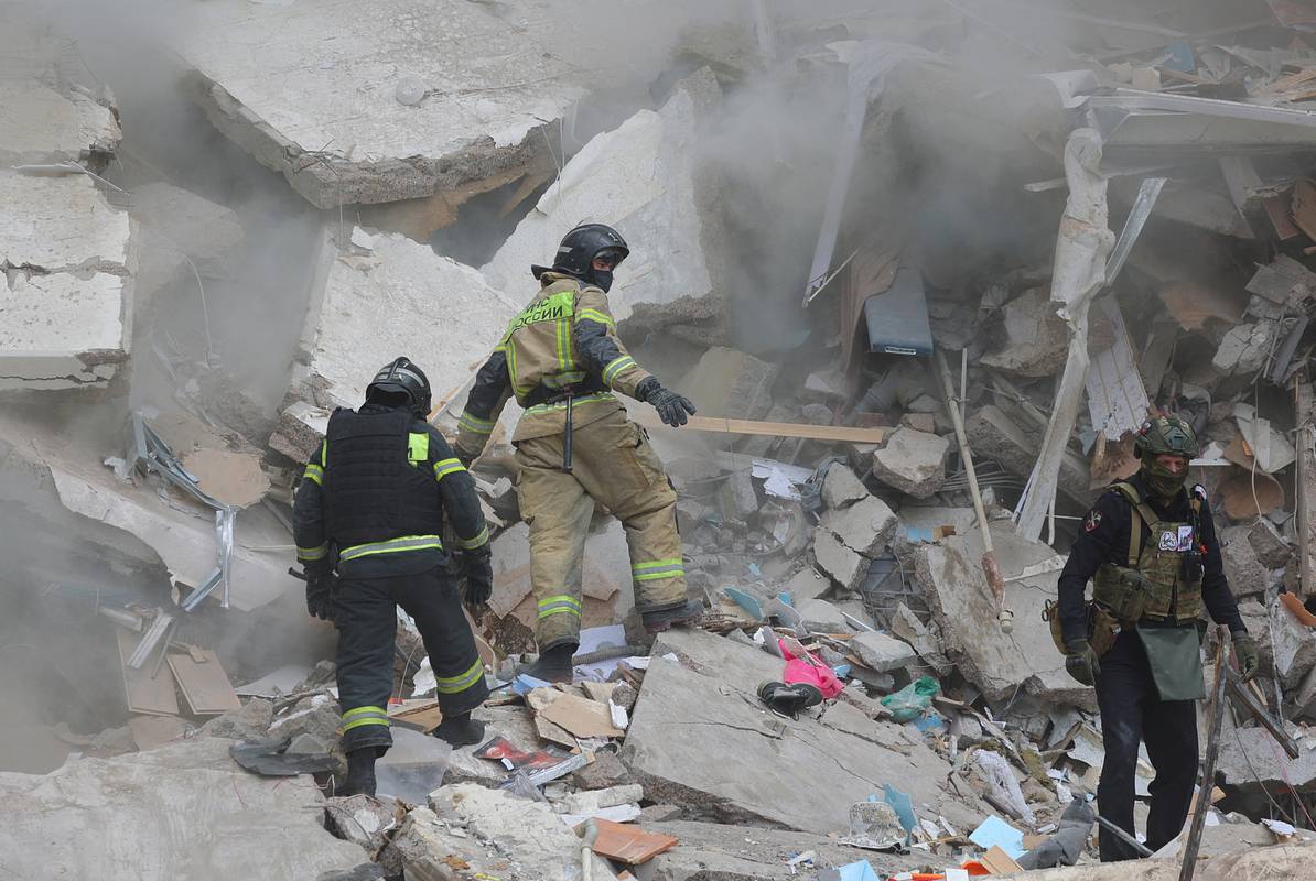 Из-под завалов после обрушения дома в Белгороде извлекли женщину