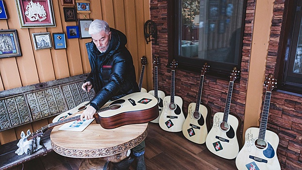 Газманов подарил 11 гитар бойцам в зоне СВО в рамках сбора «Защитникам Отечества»