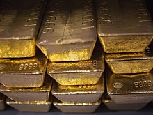 Золото дешевеет после уверенного роста в течение недели