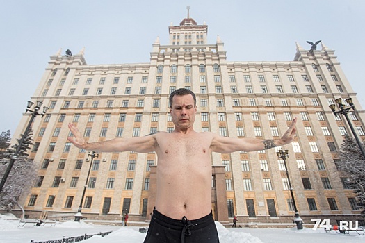 Испытание Уралом: «повелитель холода» искупался в челябинском снегу перед прыжком с парашютом в –80°С