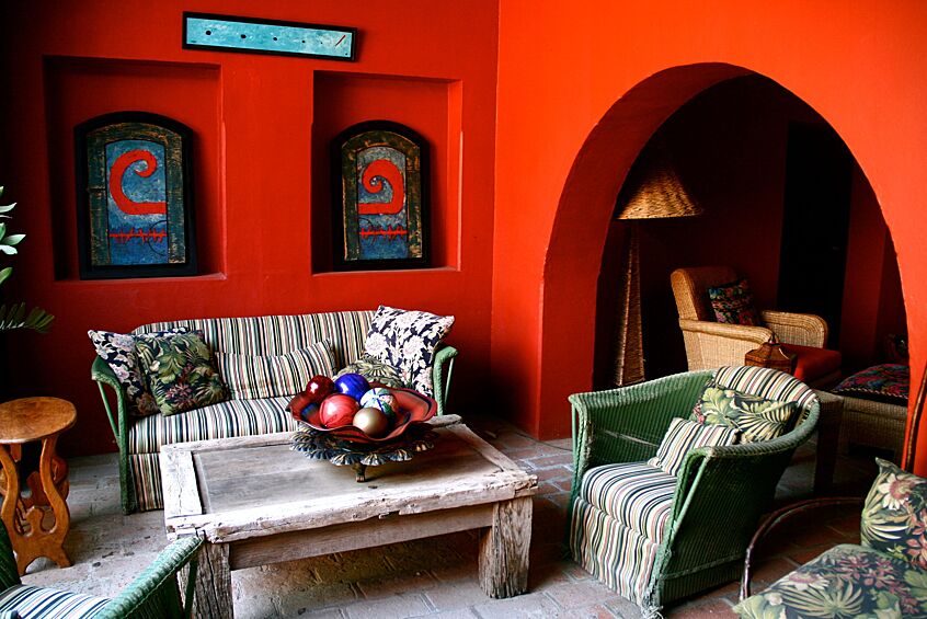 В интерьере мексиканских домов тоже преобладают насыщенные и яркие тона, а также элементы этнического стиля.