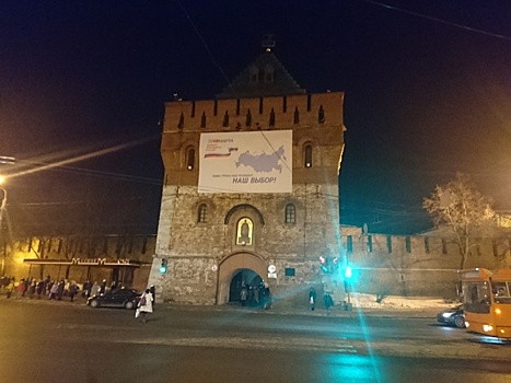 С башни нижегородского кремля снимут плакат о президентских выборах