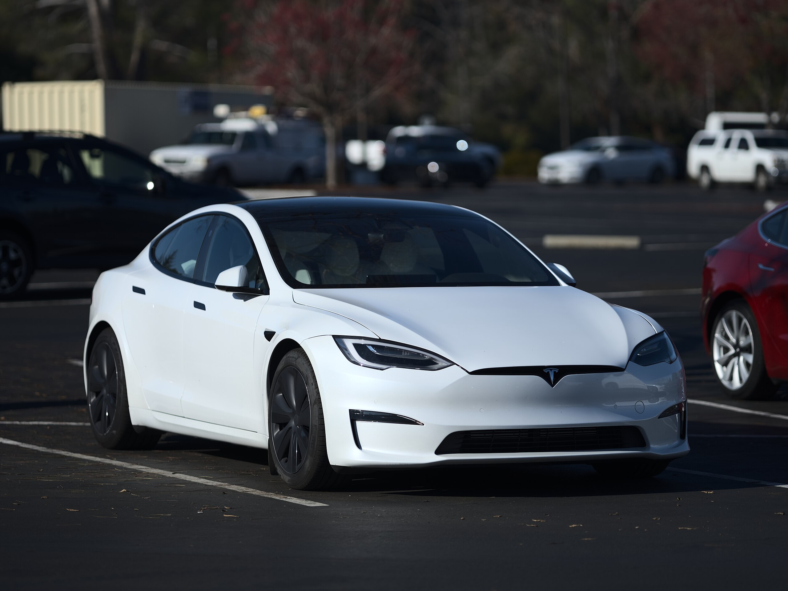 Модель Tesla Model S стала еще спортивнее