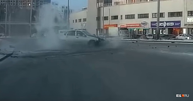 Дорожное видео недели: неожиданный занос в столб, громилы с ледорубом и сгоревшее такси
