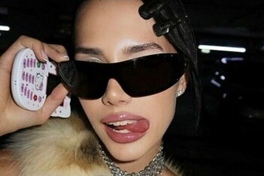 Японцы поддержали Загитову в провокационном образе с мини-юбкой: и ещё у неё забавный телефон!