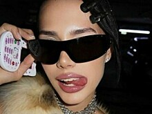 Японцы поддержали Загитову в провокационном образе с мини-юбкой: и ещё у неё забавный телефон!