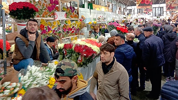 Цветочный «штурм»: как Рижский рынок в Москве выдерживает натиск из покупателей