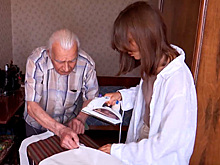 98-летний российский ветеран стал шить сумки для помощи детям с особенностями