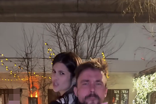 Жена актера Петрова снялась в мини-юбке и жакете