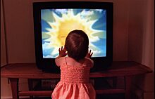 В Тюмени 2-летнюю девочку придавило старым телевизором