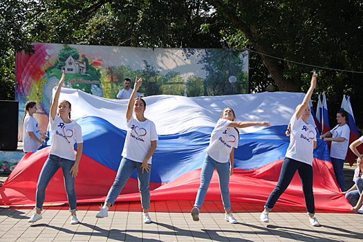 Молодёжная творческая акция открыла День флага в райцентре