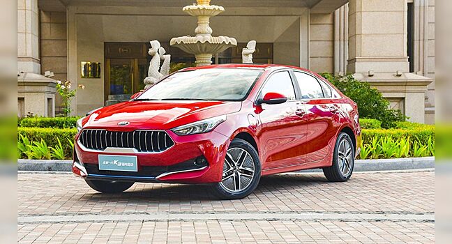 У дилеров появилась новая версия Kia Cerato