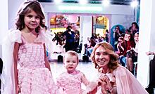 Татьяна Тотьмянина, Анжелика Агурбаш и другие звезды представили коллекцию праздничных платьев для мам и их дочек