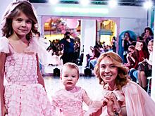 Татьяна Тотьмянина, Анжелика Агурбаш и другие звезды представили коллекцию праздничных платьев для мам и их дочек