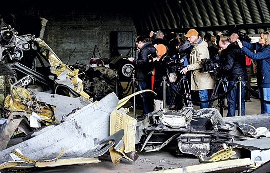 Обломки разбившегося на Украине малазийского "Боинга" на авиабазе в Нидерландах