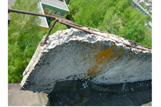 Тамбовской школьнице на голову свалился с крыши кусок бетона