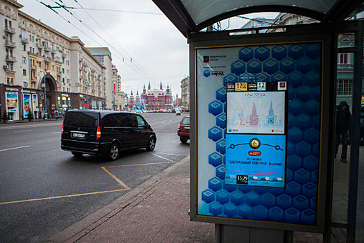 Грузовик протаранил остановку в Новой Москве