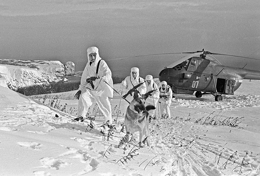 Пограничный наряд из Дальневосточного пограничного округа высаживается из вертолёта, 1984.