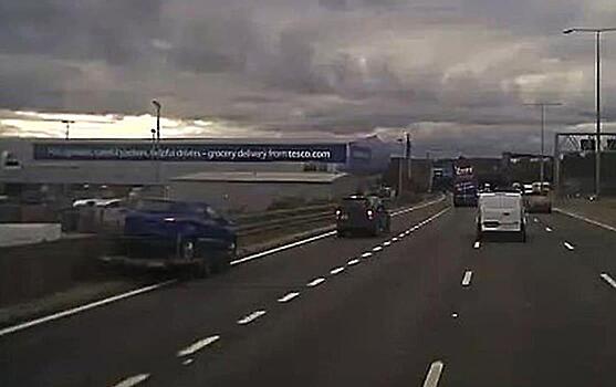 Прицеп с буксируемым автомобилем обогнал буксир в Британии - видео