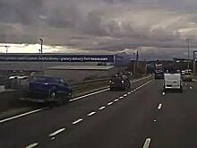 Прицеп с буксируемым автомобилем обогнал буксир в Британии - видео