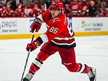 Нападающий «Каролины» Терявяйнен сломал руку и выбыл до конца серии с «Айлендерс»